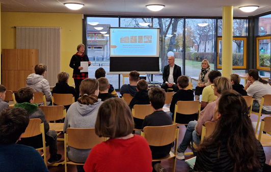 Zu sehen sind v.l.n.r. Schulleiterin Astrid Schomber, Landrat Stephan Loge und Ute Henschel (Leiterin der Schule für Niedersorbische Sprache). Zu sehen sind v.l.n.r. Schulleiterin Astrid Schomber, Landrat Stephan Loge und Ute Henschel (Leiterin der Schule für Niedersorbische Sprache).