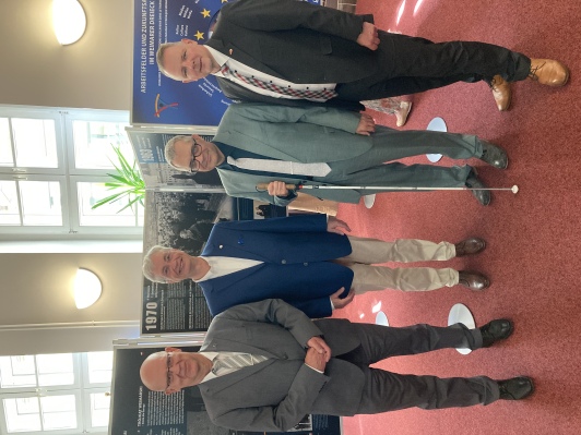 v.l.n.r.: Stephan Loge (LDS Landrat), Dietmar Hackmann (Vorsitzender des Vereins Weimarer Dreieck), Georg Hanke (Kreistagsvorsitzender), Stefan Klein (Wirtschaftsdezernent) 