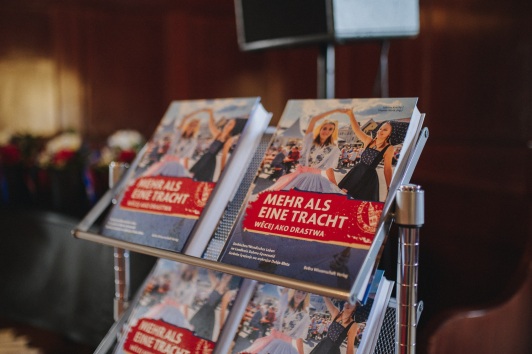 Das Buch "Mehr als eine Tracht"