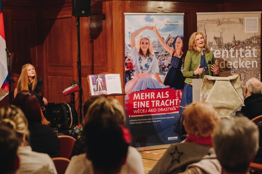 Vizelandrätin Susanne Rieckhof begrüßt die Gäste