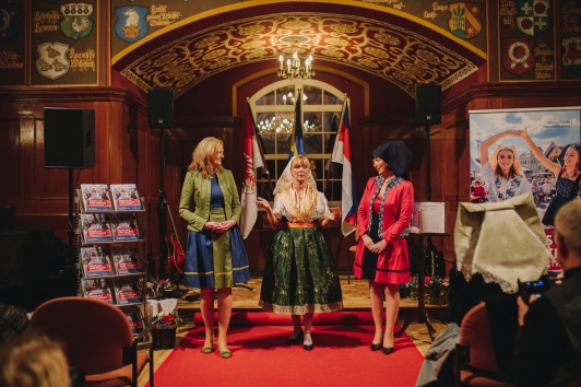 Ute Hentschel (Mitte) moderierte eine sorbisch/wendische Modenschau Susanne Rieckhof links, Sabrina Kuschy rechts