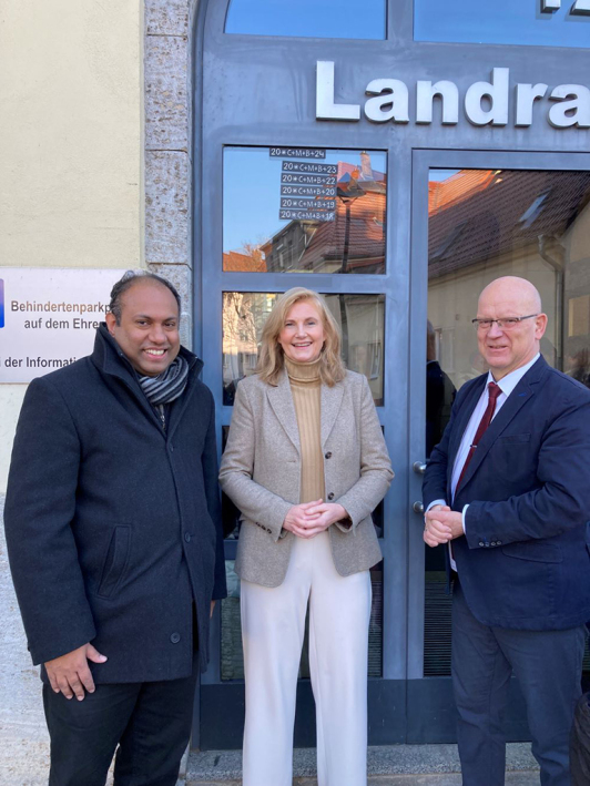 Zu sehen ist Pfarrer Anish Mundackal, 1. Beigeordnete und Dezernentin Susanne Rieckhof, Landrat Stephan Loge sowie den traditionellen Segensgruß 20*C+M+B+24. Zu sehen ist Pfarrer Anish Mundackal, 1. Beigeordnete und Dezernentin Susanne Rieckhof, Landrat Stephan Loge sowie den traditionellen Segensgruß 20*C+M+B+24.