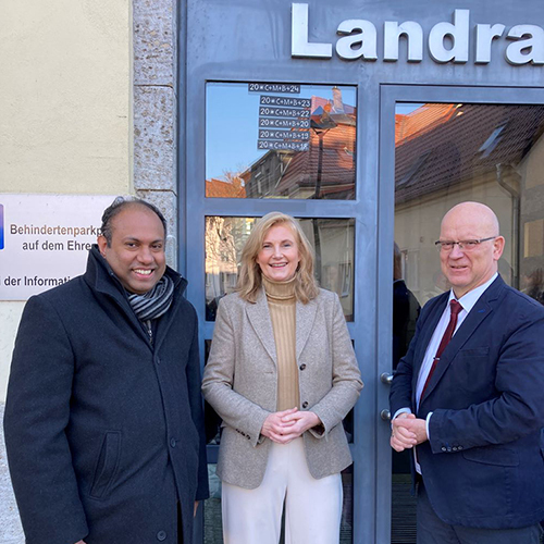 Zu sehen ist Pfarrer Anish Mundackal, 1. Beigeordnete und Dezernentin Susanne Rieckhof, Landrat Stephan Loge sowie den traditionellen Segensgruß 20*C+M+B+24.
