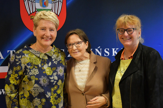 Zu sehen sind v.l.n.r.: Dorota Gorzelniak, Mitglied des Kreistagsvorstandes des Landkreises Wolsztyn, Ewa Kopacz, Vizepräsidentin des Europäischen Parlaments Elke Voigt, Gleichstellungsbeauftragte des Landkreises beim deutsch-polnischen Austausch zum Weltfrauentag in Wolsztyn und Poznan. Zu sehen sind v.l.n.r.: Dorota Gorzelniak, Mitglied des Kreistagsvorstandes des Landkreises Wolsztyn, Ewa Kopacz, Vizepräsidentin des Europäischen Parlaments Elke Voigt, Gleichstellungsbeauftragte des Landkreises beim deutsch-polnischen Austausch zum Weltfrauentag in Wolsztyn und Poznan.