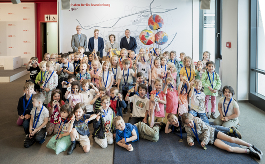 hintere Reihe v.l.n.r. Gerhard Janßen (Geschäftsführer der Wirtschaftsförderungsgesellschaft Dahme-Spreewald mbH), Dr. Karsten Mühlenfeld (CEO der AneCom AeroTest), Aletta von Massenbach (Vorsitzende der Geschäftsführung der Flughafen Berlin Brandenburg GmbH) und Sven Herzberger (Landrat im Landkreis Dahme-Spreewald) gemeinsam mit den Kindern der Kita "Steinbergwichtel" aus Königs Wusterhausen/Zeesen, der Kita "Dahmeblick" aus Märkisch Buchholz und der Kita "Gänseblümchen" aus Schönefeld/Großziethen