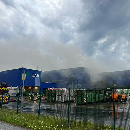 In der Entsorgungsfirma ZAB brach in einer 750 qm großen Halle ein Feuer mit starker Rauchentwicklung aus.