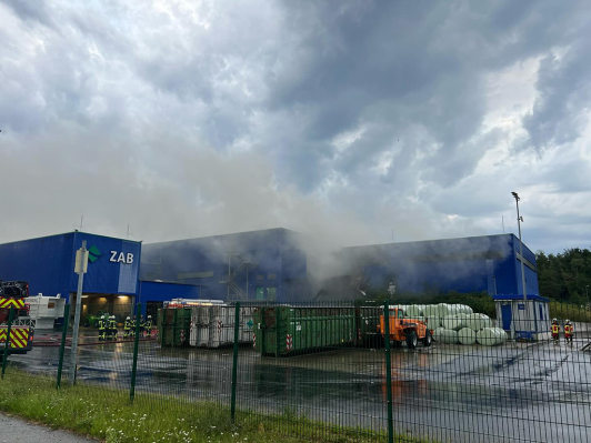 In der Entsorgungsfirma ZAB brach in einer 750 qm großen Halle ein Feuer mit starker Rauchentwicklung aus. In der Entsorgungsfirma ZAB brach in einer 750 qm großen Halle ein Feuer mit starker Rauchentwicklung aus.