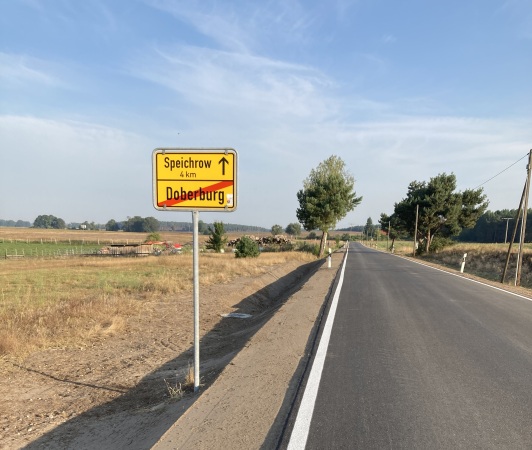 erneuerte Kreisstraße mit Ortseingangsschild Doberburg