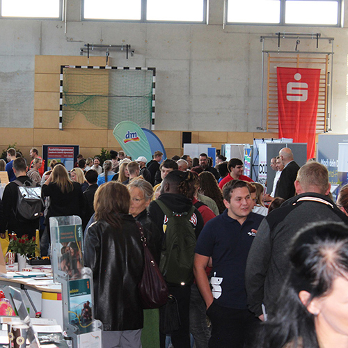 Zu sehen sind die Besucher der Ausbildungsmesse 2024 des LDS in Königs Wusterhausen.
