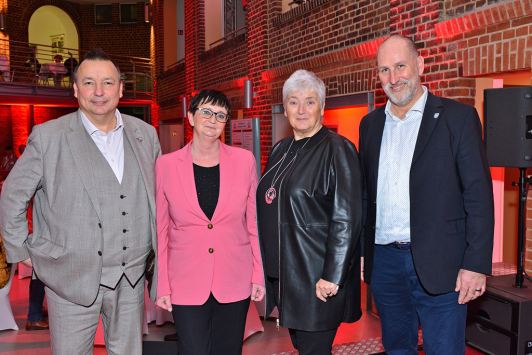 Sven Herzberger (Landrat des Landkreises Dahme-Spreewald), Marion Schirmer (Geschäftsführerin der Technologie- und Gründerzentrum Wildau GmbH) sowie Michaela Wiezorek (Bürgermeisterin der Stadt Königs Wusterhausen) und Frank Nerlich (Bürgermeister der Stadt Wildau) feierten als Gründungspartner der Technologie- und Gründerzentrum Wildau GmbH gemeinsam mit Gästen das 30. Jubiläum. Sven Herzberger (Landrat des Landkreises Dahme-Spreewald), Marion Schirmer (Geschäftsführerin der Technologie- und Gründerzentrum Wildau GmbH) sowie Michaela Wiezorek (Bürgermeisterin der Stadt Königs Wusterhausen) und Frank Nerlich (Bürgermeister der Stadt Wildau) feierten als Gründungspartner der Technologie- und Gründerzentrum Wildau GmbH gemeinsam mit Gästen das 30. Jubiläum.