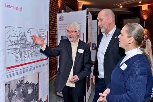 Klaus Steinborn von den Ortschronisten der Stadt Wildau stellte Frank Nerlich, Bürgermeister der Stadt Wildau, gemeinsam mit seiner Kollegin Katrin Haecke die Fotoausstellung vor, die anlässlich des 30. Jubiläums des Technologie- und Gründerzentrums Wildau entstanden ist. Klaus Steinborn von den Ortschronisten der Stadt Wildau stellte Frank Nerlich, Bürgermeister der Stadt Wildau, gemeinsam mit seiner Kollegin Katrin Haecke die Fotoausstellung vor, die anlässlich des 30. Jubiläums des Technologie- und Gründerzentrums Wildau entstanden ist.
