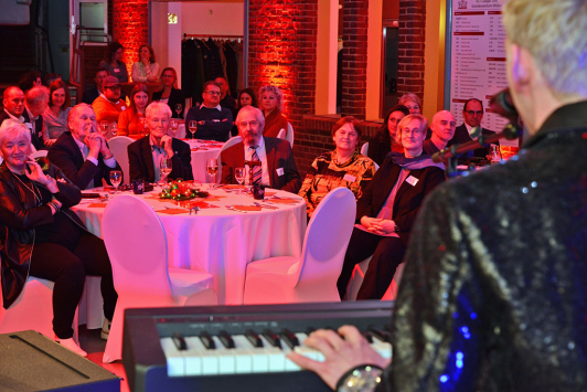 Die Kreismusikschule des Landkreises Dahme-Spreewald unterstützte die Jubiläumsfeier musikalisch mit der Band "Orangerie der Vernunft" und Eric Calov am E-Piano. Die Kreismusikschule des Landkreises Dahme-Spreewald unterstützte die Jubiläumsfeier musikalisch mit der Band "Orangerie der Vernunft" und Eric Calov am E-Piano.