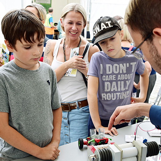 Besucherinnen und Besucher jeden Alters erwartet bei der „Innovationsmeile 2024“ am Samstag, den 29. Juni in Wildau eine spannende Entdeckungsreise durch die Welt der Wissenschaft und Technik.