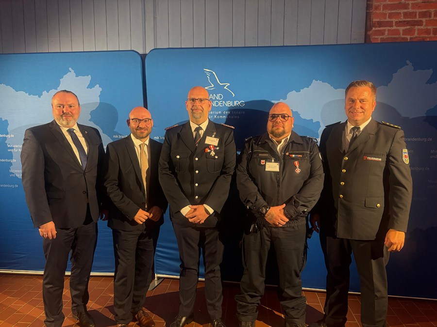 Fünf Männer stehen in einer Reihe