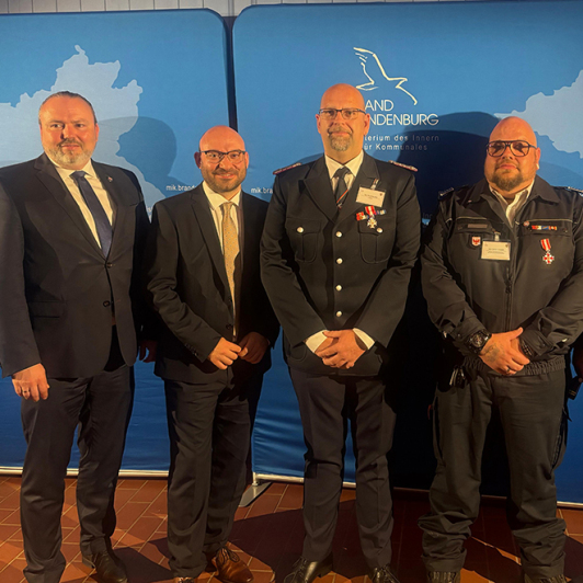 Fünf Männer stehen in einer Reihe