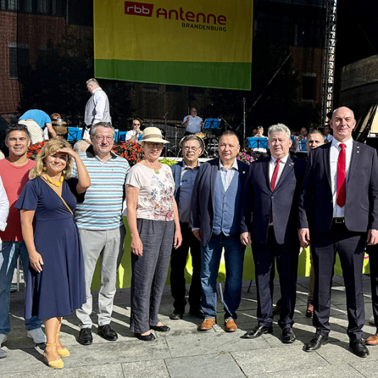 Gruppe MEnschen vor einer Bühne