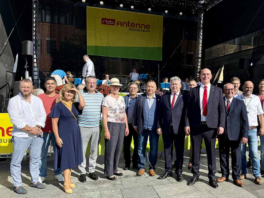 Gruppe MEnschen vor einer Bühne