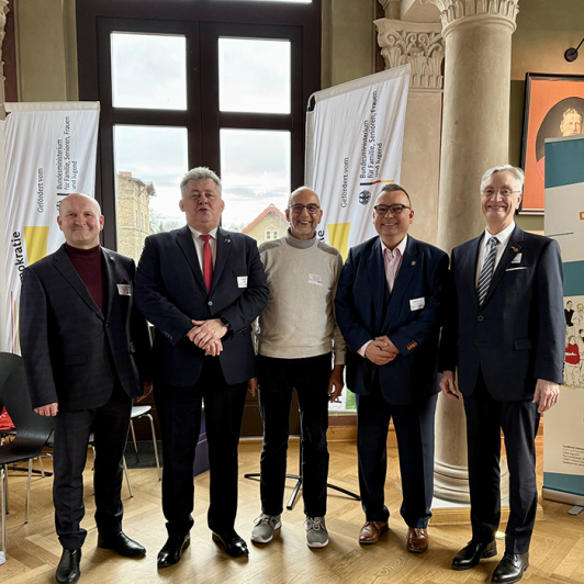 Gruppe Männer gucken in die Kamera