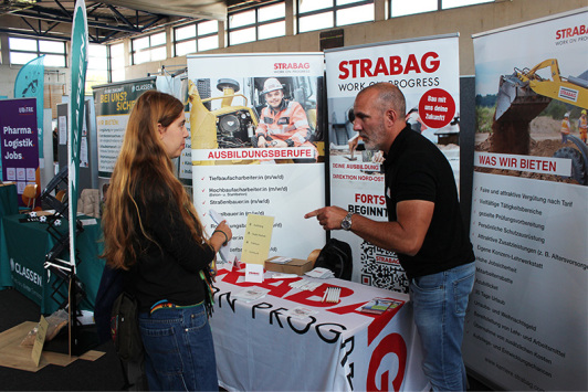 Zu sehen ist der Stand der STRABAG AG auf der Ausbildungsmesse 2025 in Königs Wusterhausen.