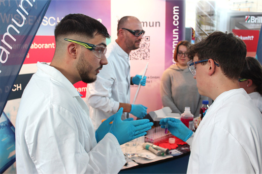 Zu sehen ist der Stand der Seramun Diagnostica GmbH auf der Ausbildungsmesse 2025 in Königs Wusterhausen.