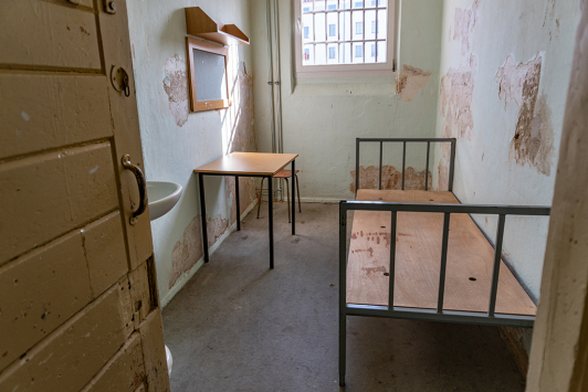 Die historische Schauzelle erinnert an die frühere Nutzung.