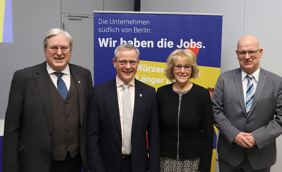 Zu sehen sind Wirtschaftsminister Steinbach, Bürgermeister Igel, Landrätin Wehlan und Landrat Loge auf dem Netzwerktreffen (v.l.n.r.) in Wildau. Zu sehen sind Wirtschaftsminister Steinbach, Bürgermeister Igel, Landrätin Wehlan und Landrat Loge auf dem Netzwerktreffen (v.l.n.r.) in Wildau.