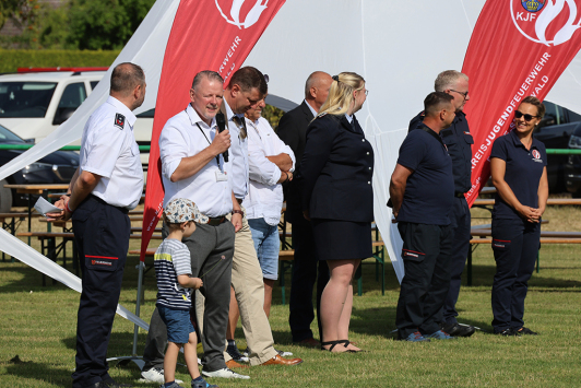 Stefan KLein, Ordnungsdezernent steht mit mehreren Personen in Uniformen in einer Reihe