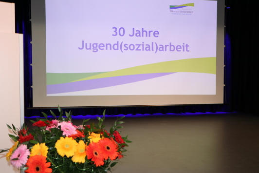 Präsentation, Bühne und Blumen 30 Jahre Jugendsozialarbeit