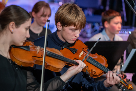 Kreismusikschüler spielen Violine.
