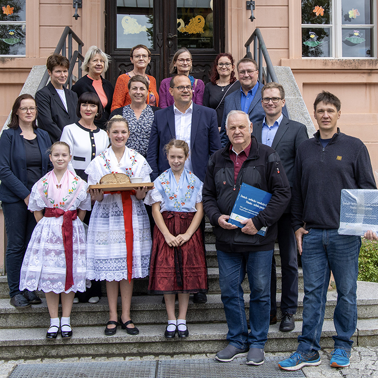 Landessorbenbeauftragter Dünow übergibt sorbische/wendische Gemeindetafeln in Straupitz