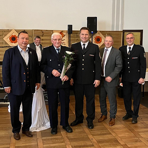 Auszeichnungsveranstaltung 2024 „75 Jahre Treue Dienste“ im LDS (v.l.n.r. Landrat Sven Herzberger, Löschmeister Günter Müller (Ortswehr Pitschen-Pickel/Gemeinde Heideblick), Kreisbrandmeister Christian Liebe, Dezernent Stefan Klein, stellv. Vorsitzender KFV LDS e.V Robin Hutzschenreuter