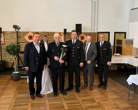 Auszeichnungsveranstaltung 2024 „75 Jahre Treue Dienste“ im LDS (v.l.n.r. Landrat Sven Herzberger, Löschmeister Günter Müller (Ortswehr Pitschen-Pickel/Gemeinde Heideblick), Kreisbrandmeister Christian Liebe, Dezernent Stefan Klein, stellv. Vorsitzender KFV LDS e. V. Robin Hutzschenreuter Auszeichnungsveranstaltung 2024 „75 Jahre Treue Dienste“ im LDS (v.l.n.r. Landrat Sven Herzberger, Löschmeister Günter Müller (Ortswehr Pitschen-Pickel/Gemeinde Heideblick), Kreisbrandmeister Christian Liebe, Dezernent Stefan Klein, stellv. Vorsitzender KFV LDS e. V. Robin Hutzschenreuter