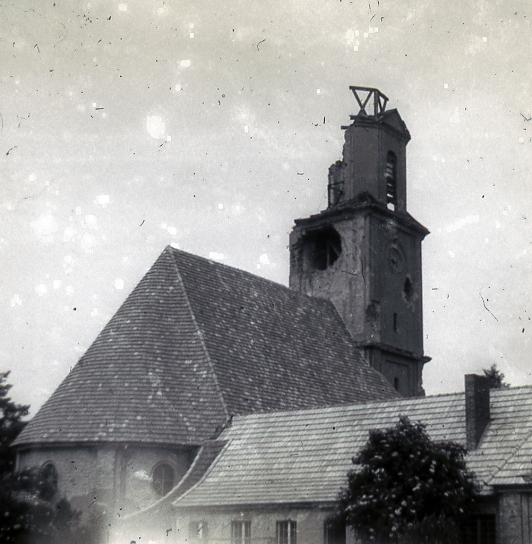 Zu sehen sind Kriegsschäden an der Halber Kirche.