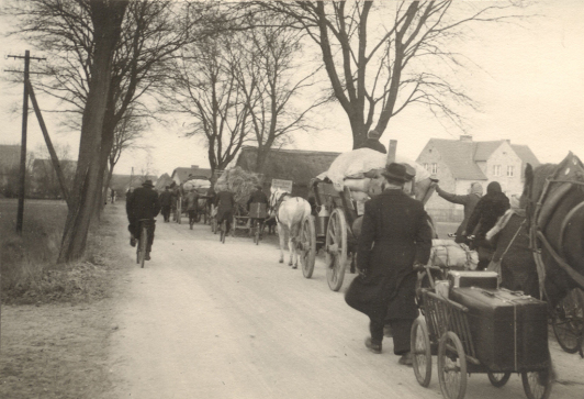 Zu sehen ist der Flüchtlingszug vor Dollgen, 1945.