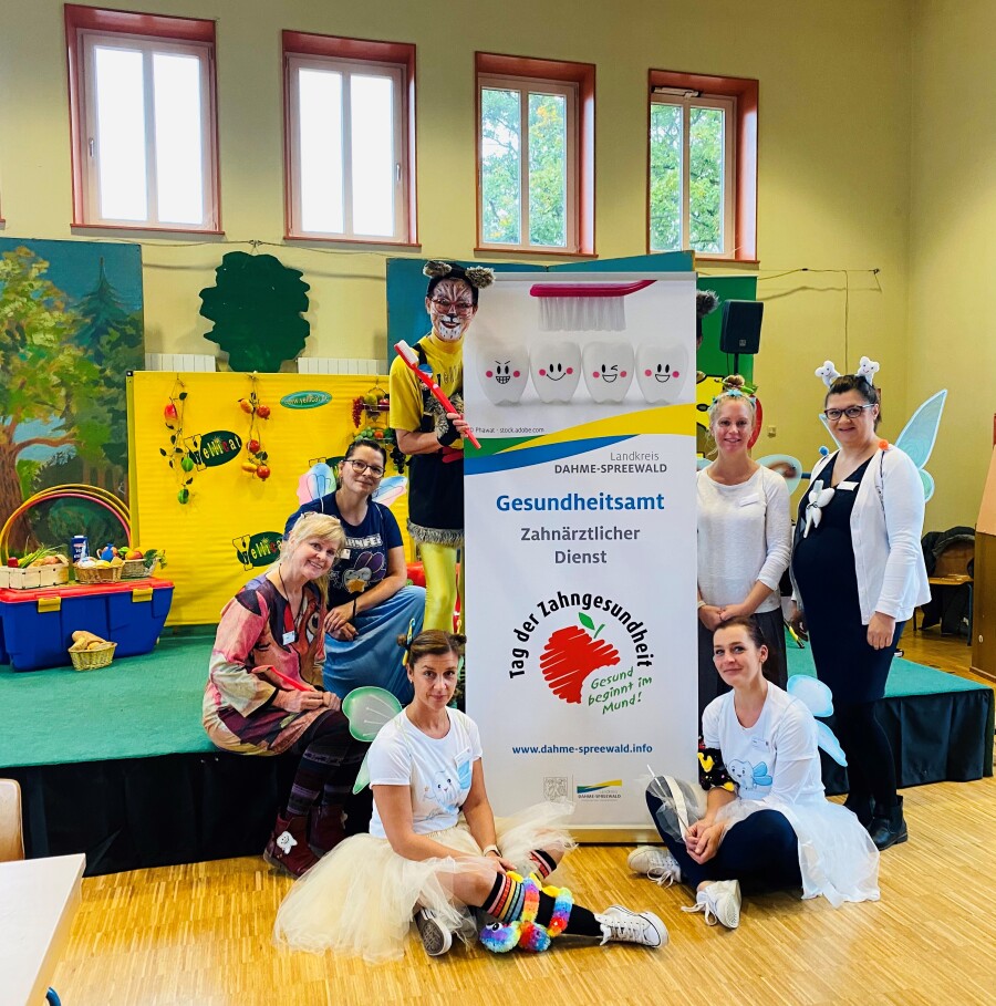 Das Team des Zahnärztlichen Dienstes. (vordere Reihe v.l.n.r.: Peggy Schulze; Stefanie Mahs, hintere Reihe v.l.n.r: Zahnärztin Angelika Kautza, Cindy Fuhrmann, "Yellicat", Zahnärztin Dr. Jeanette Raue, Zahnärztin Anna Utzig) Das Team des Zahnärztlichen Dienstes. Zahnärztin Angelika Kautza, Cindy Fuhrmann, Zahnärztin Dr. Jeanette Raue, Zahnärztin Anna Utzig, Peggy Schulze Stefanie Mahs