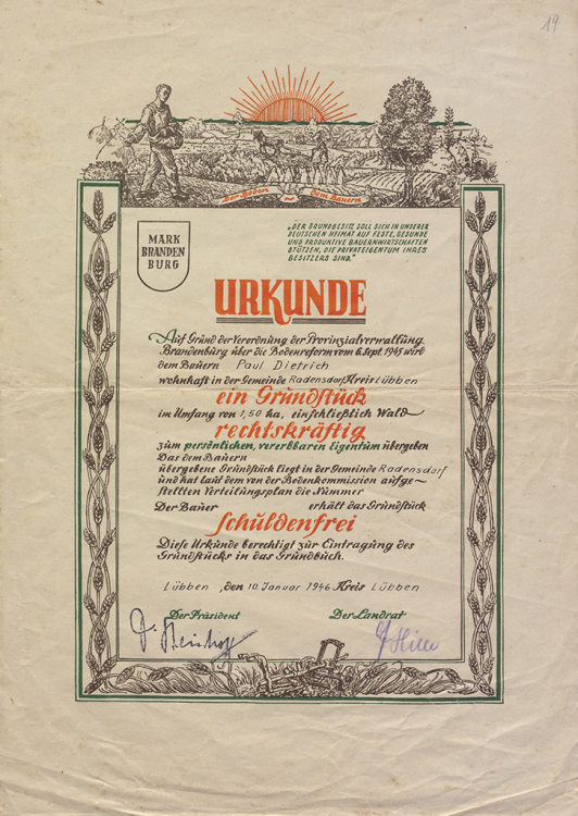 Zu sehen ist eine Urkunde zur Bodenreform.