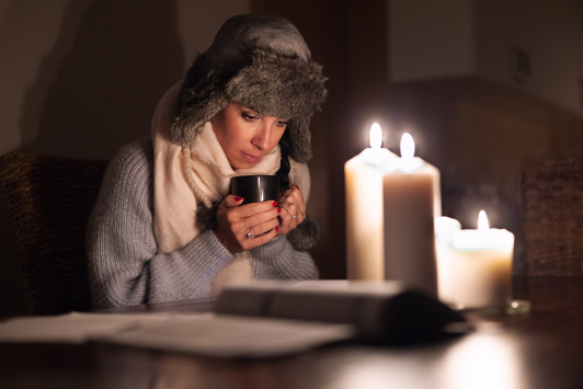 Zusehen ist eine Frau mit einer Tasse in der Hand.