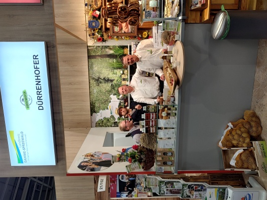 v.l.n.r.: Robin Dyrda (LDS), Robert Rau (Spreewitz Gin), Marko Kabitschke (Agrargenossenschaft Unterspreewald) und Torsten Muschick (Agrargenossenschaft Unterspreewald)