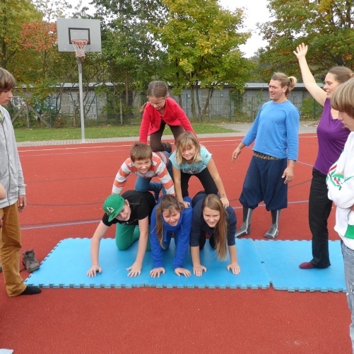 Kinder der Volkshochschule Dahme-Spreewald bei der Akrobatik