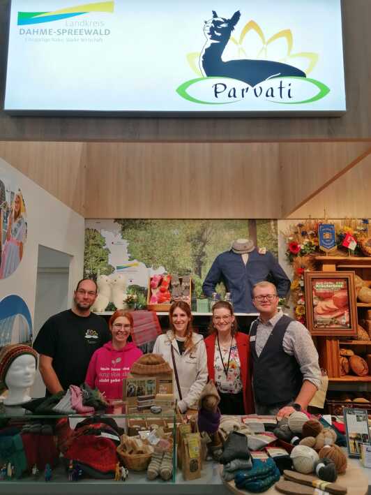 LDS-Mitarbeiter gemeinsam mit dem Alpaka Parvati Team aus Drahnsdorf LDS-Mitarbeiter gemeinsam mit dem Alpaka Parvati Team aus Drahnsdorf