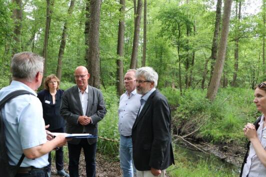 v.l.n.r. Sachgebietsleiter der Unteren Wasserbehörde des Landkreises, Helge Albert; Dahme-Spreewalds Beigeordnete und Dezernentin für Verkehr, Bauwesen und Umwelt, Heike Zettwitz; Landrat des Landkreises Dahme-Spreewald Stephan Loge; Abteilungsleiter Naturschutz des Ministeriums für Landwirtschaft, Umwelt und Klimaschutz des Landes Brandenburg, Dr. Frank Reichel; Minister für Landwirtschaft, Umwelt und Klimaschutz des Landes Brandenburg, Axel Vogel v.l.n.r. Sachgebietsleiter der Unteren Wasserbehörde des Landkreises, Helge Albert; Dahme-Spreewalds Beigeordnete und Dezernentin für Verkehr, Bauwesen und Umwelt, Heike Zettwitz; Landrat des Landkreises Dahme-Spreewald Stephan Loge; Abteilungsleiter Naturschutz des Ministeriums für Landwirtschaft, Umwelt und Klimaschutz des Landes Brandenburg, Dr. Frank Reichel; Minister für Landwirtschaft, Umwelt und Klimaschutz des Landes Brandenburg, Axel Vogel