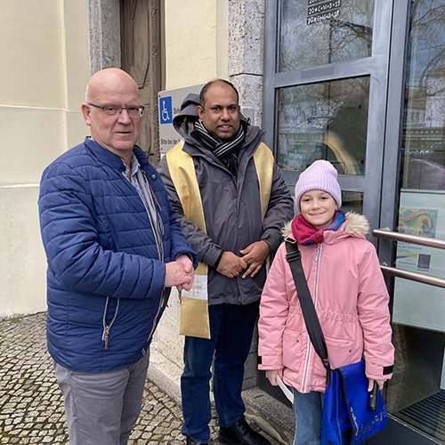 Zusehen ist der Landrat Stephan Loge mit zwei Sternsingern.
