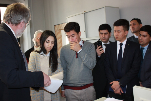 Amtsleiter Jürgen Kuse erläutert der Turkmenischen Delegation einen aktuellen Fall