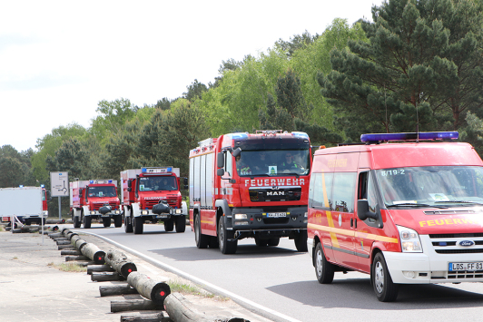 Zu sehen ist das Anrücken der Brandschutzeinheit aus Dahme-Spreewald am Bereitstellungsraum.