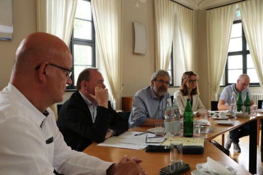 v.l.n.r. Landrat des Landkreises Dahme-Spreewald Stephan Loge; Abteilungsleiter Naturschutz des Ministeriums für Landwirtschaft, Umwelt und Klimaschutz des Landes Brandenburg, Dr. Frank Reichel; Minister für Landwirtschaft, Umwelt und Klimaschutz des Landes Brandenburg, Axel Vogel; Frau Dr. Griewald, persönliche Referentin des Ministers und Klimamanager der Stadt Lübben Mathias Wolff v.l.n.r. Landrat des Landkreises Dahme-Spreewald Stephan Loge; Abteilungsleiter Naturschutz des Ministeriums für Landwirtschaft, Umwelt und Klimaschutz des Landes Brandenburg, Dr. Frank Reichel; Minister für Landwirtschaft, Umwelt und Klimaschutz des Landes Brandenburg, Axel Vogel; Frau Dr. Griewald, persönliche Referentin des Ministers und Klimamanager der Stadt Lübben Mathias Wolff