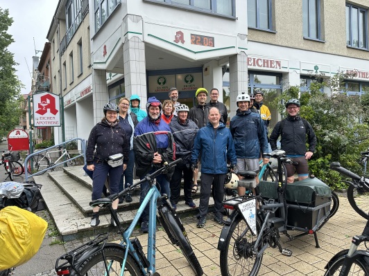 Die Bürgermeisterin Stadt Königs Wusterhausen Michaela Wiezorek, der Eichwalder Bürgermeister Jörg Jenoch, der Bürgermeister der Stadt Wildau Frank Nerlich, der Bürgermeister von Schulzendorf Markus Mücke und LDS-Umweltdezernentin Heike Zettwitz starteten die bundesweite STADTRADELN Aktion am 22.06.24 in Eichwalde mit Bürgerinnen und Bürgern.