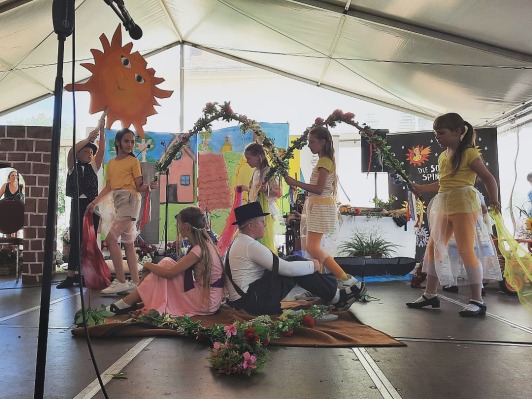 Wettbewerbsbeitrag zu "Die Sorben spinnen" 2025 des Hortes der Liuba Grundschule Lübben Kinder spielen ein Theaterstück