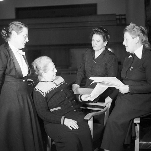 Zu sehen sind Elisabeth Selbert, Helene Weber, Frieda Nadig und Helene Wessel als Abgeordnete des Parlamentarischen Rates.
