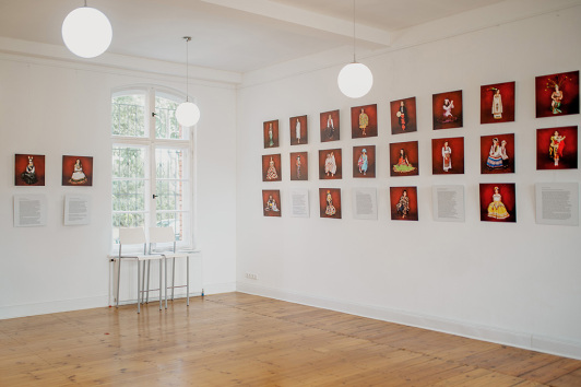 Zu sehen sind Bilder derAusstellung 'Weltenfrauen - Im Gewand der Vielfalt'. Zu sehen sind Bilder derAusstellung 'Weltenfrauen - Im Gewand der Vielfalt'.