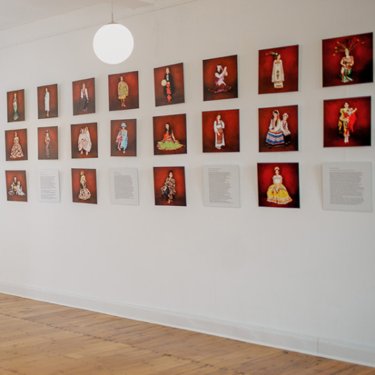 Zu sehen sind Bilder derAusstellung 'Weltenfrauen - Im Gewand der Vielfalt'.